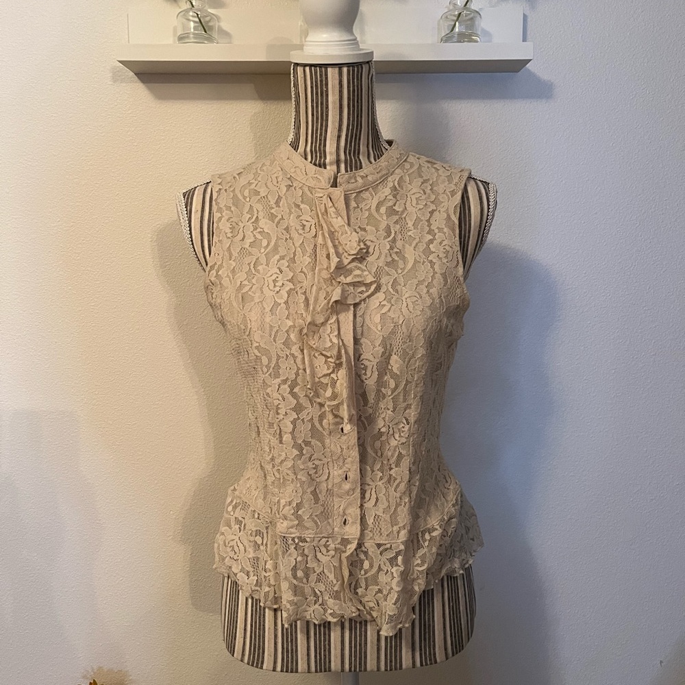 Lace button up sleeveless top. Tag says L. Fits like a S/M.❤️